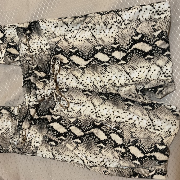 LOVE❤️ STREAK LEGGINGS (VERY VERY SOFT) - Picture 2 of 5